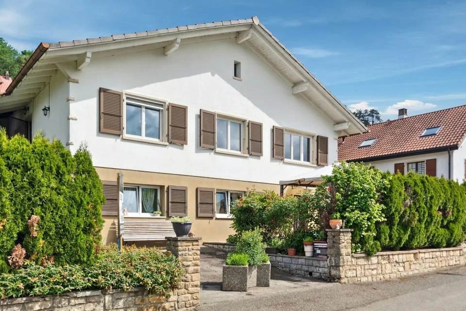Bella Casa Familiare nel Cuore di un Villaggio Verde