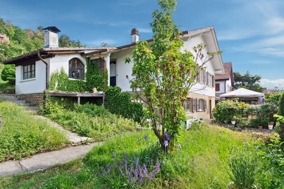 Bella Casa Familiare nel Cuore di un Villaggio Verde