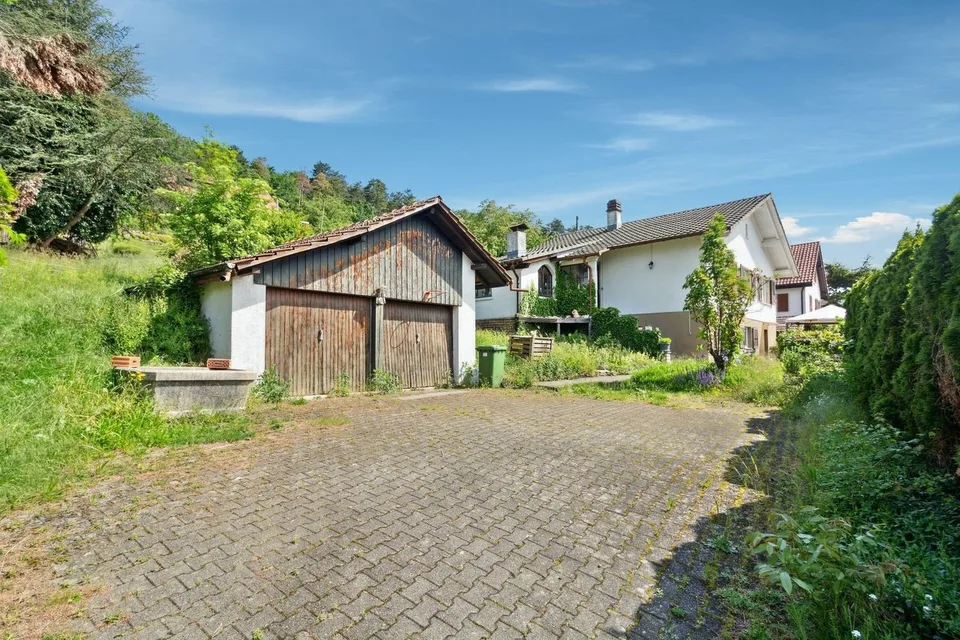 Bella Casa Familiare nel Cuore di un Villaggio Verde