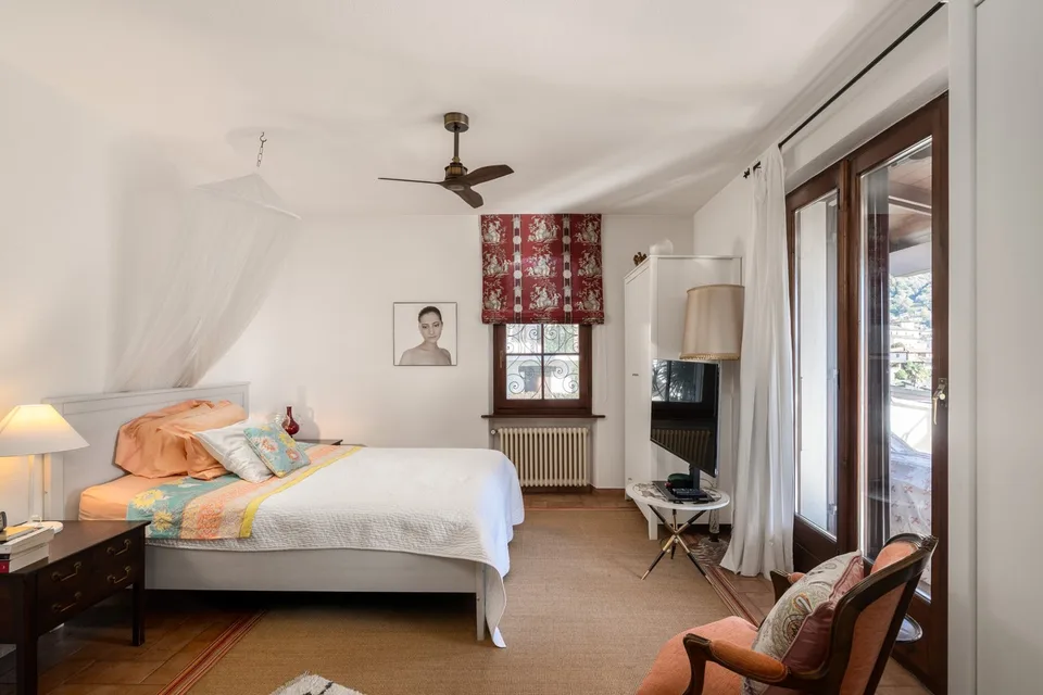 Mediterraneisches Doppelhaus in Wohngebiet mit Seeblick