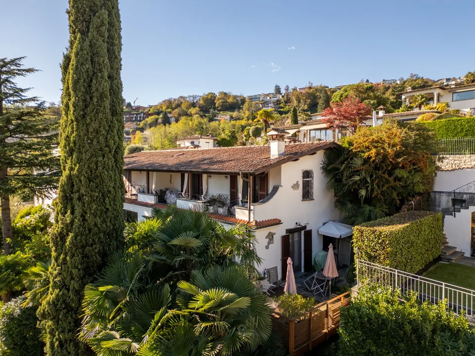 VILLA BIFAMILIARE MEDITERRANEA IN CONTESTO RESIDENZIALE CON VISTA LAGO
