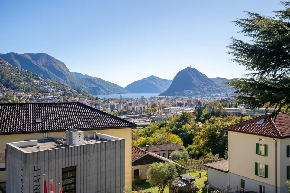 Mediterraneisches Doppelhaus in Wohngebiet mit Seeblick