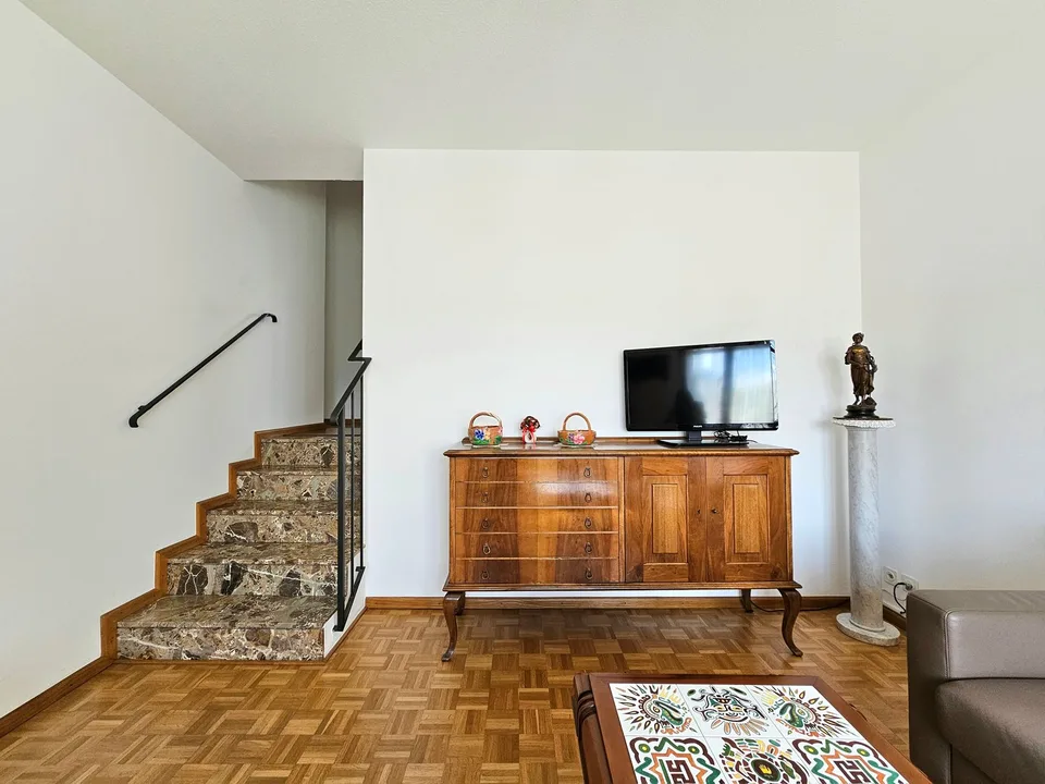 Stabio: Confortevole villa unifamiliare contigua con ampio giardino e importanti indici edificatori