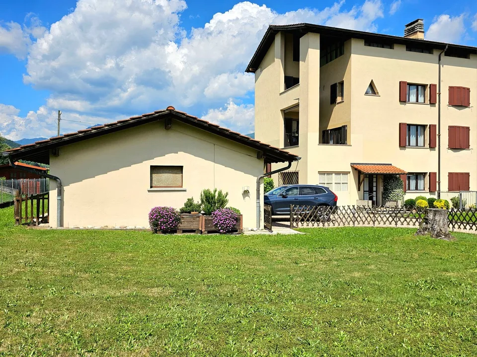 Stabio: Confortevole villa unifamiliare contigua con ampio giardino e importanti indici edificatori