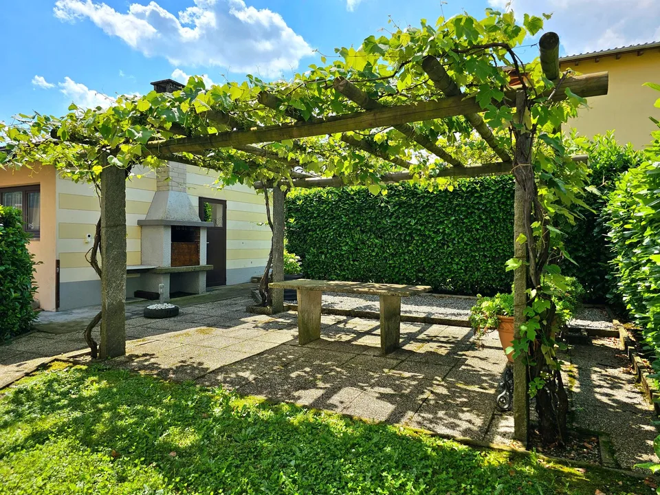 Stabio: Confortevole villa unifamiliare contigua con ampio giardino e importanti indici edificatori