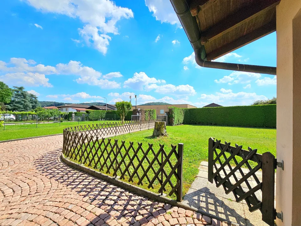 Stabio: Confortevole villa unifamiliare contigua con ampio giardino e importanti indici edificatori