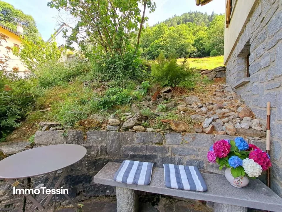 Charmantes Haus an ruhiger Lage mit Garten & Terrasse mit fantastischem Blick in die Tessiner Bergwelt – Foto 6 von 13