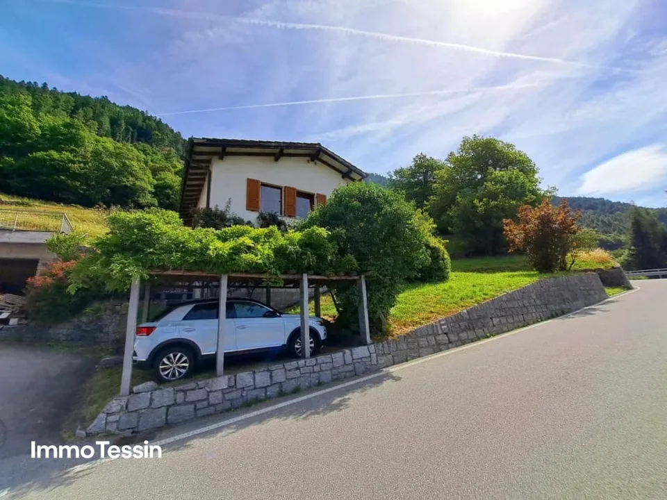 Charmantes Haus an ruhiger Lage mit Garten & Terrasse mit fantastischem Blick in die Tessiner Bergwelt