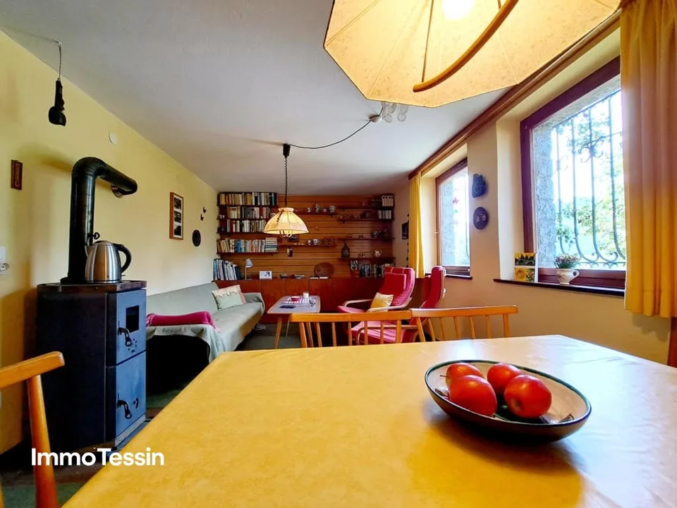 Charmantes Haus an ruhiger Lage mit Garten & Terrasse mit fantastischem Blick in die Tessiner Bergwelt – Foto 8 von 13
