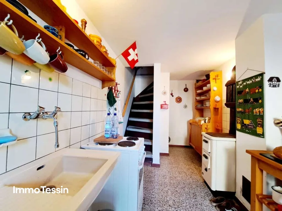 Charmantes Haus an ruhiger Lage mit Garten & Terrasse mit fantastischem Blick in die Tessiner Bergwelt – Foto 9 von 13