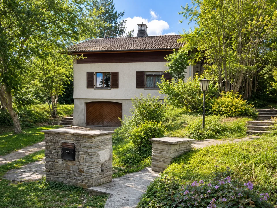 Freistehendes Einfamilienhaus mit Baulandreserven in ruhiger Lage in Oberwil BL