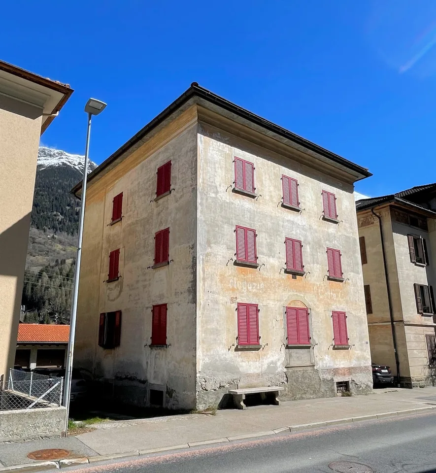 Maison tessinoise à rénover en zone centrale du noyau du village
