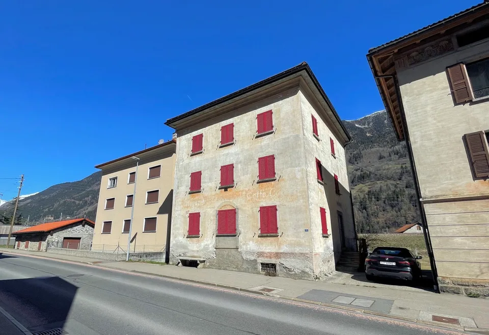 Maison tessinoise à rénover en zone centrale du noyau du village