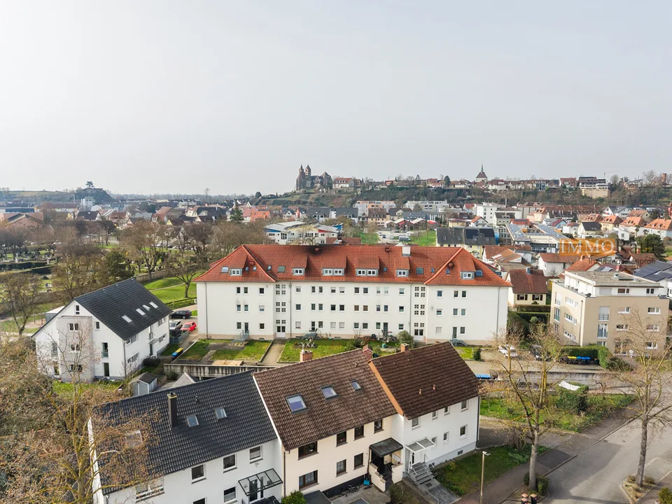IMMORath.de - Bezugsfreie 4-Zimmer-Wohnung mit TG-Stellplatz
