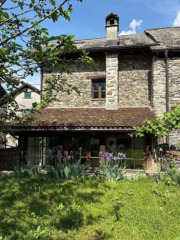 Casa rustica in pietra con giardino, camino pizza, capitello