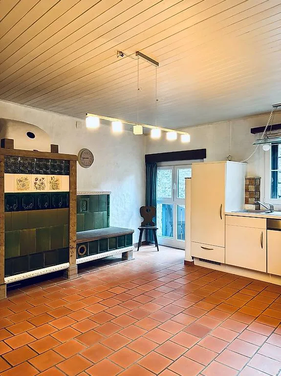 Casa rustica in pietra con giardino, camino pizza, capitello