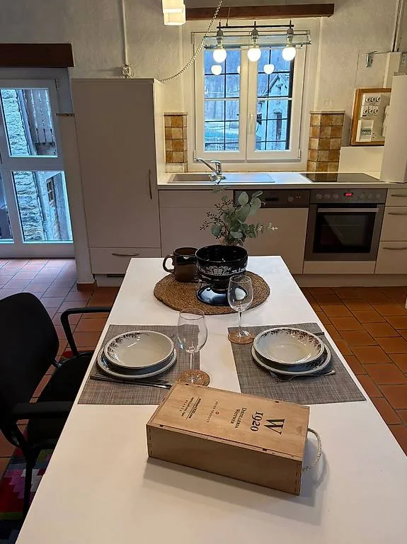 Casa rustica in pietra con giardino, camino pizza, capitello