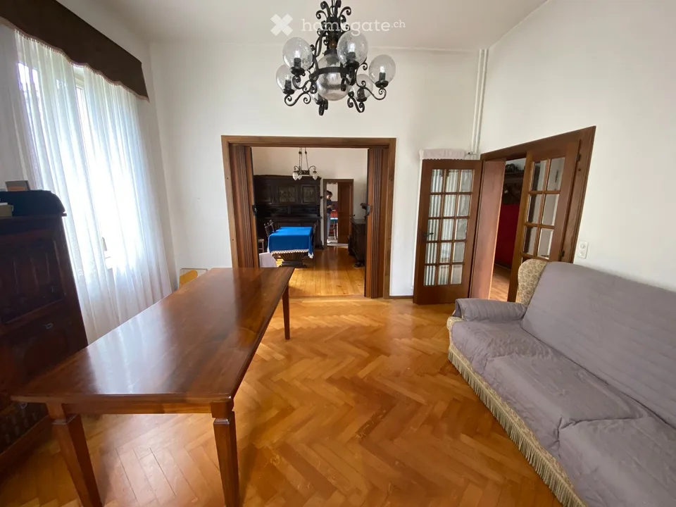 Maison unifamiliale élégante avec places de parking et jardin