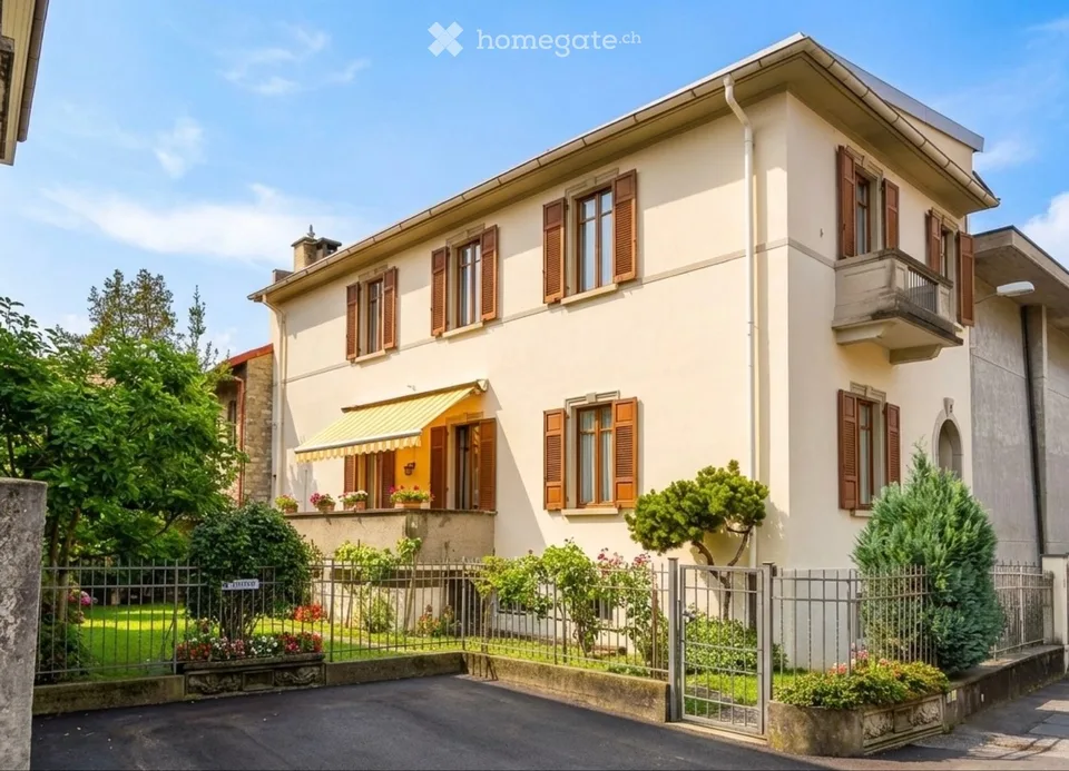 Elegante casa unifamiliare con parcheggi e giardino