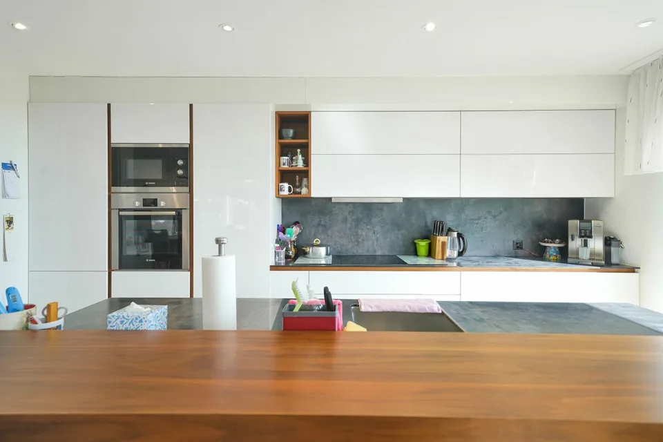 Moderne, helle Terrassenwohnung mit grossem Garten