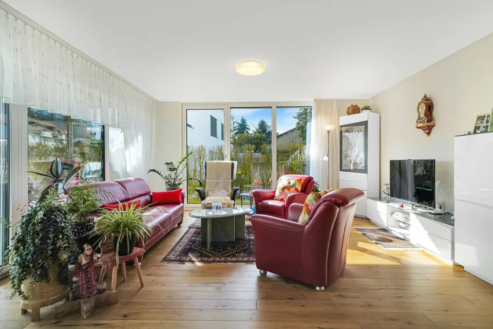 Moderne, helle Terrassenwohnung mit grossem Garten