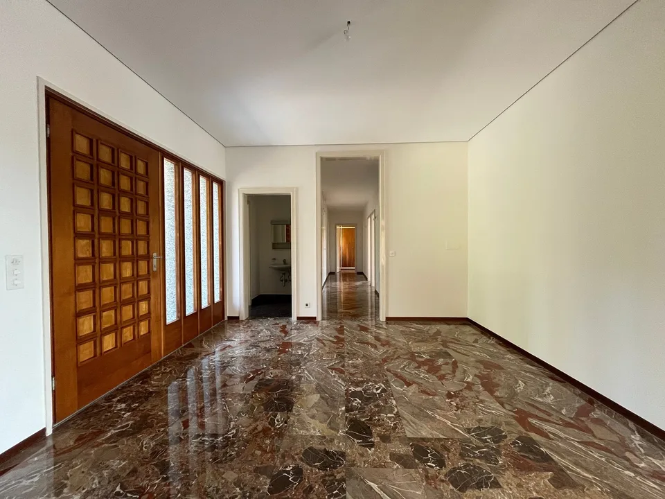 STABIO – UMGEBEN VON WEINBERGEN, EIN BAUHAUS-INSPIRIERTES DOMIZIL
