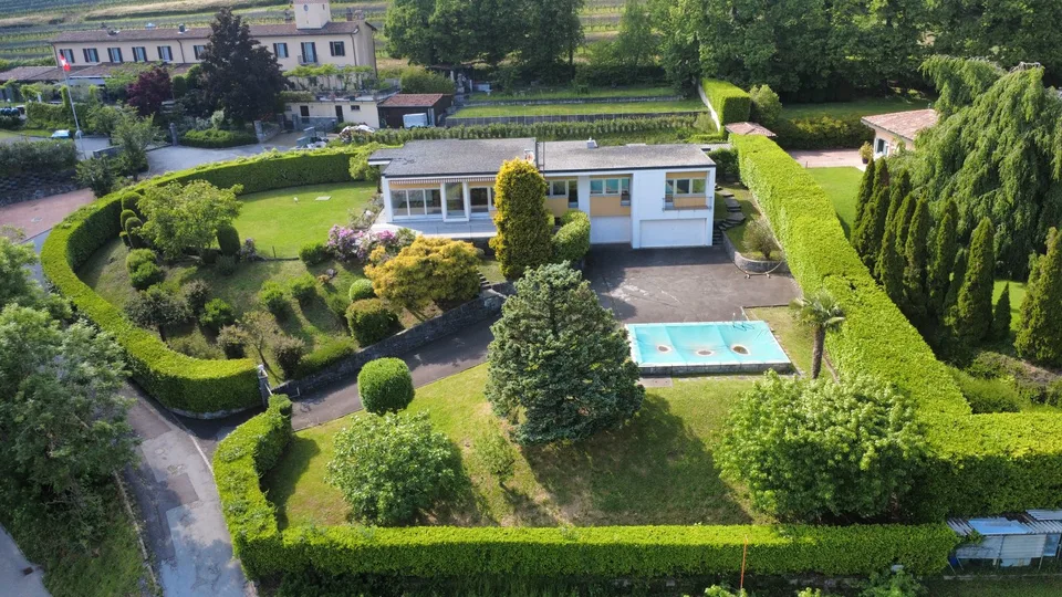 STABIO – IMMERSA NEL VERDE DELLE VIGNE, UNA DIMORA ISPIRATA AL BAUHAUS