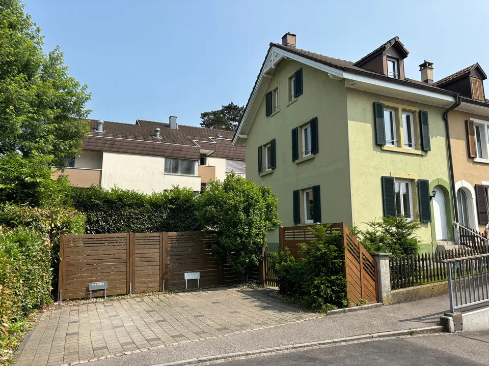 Maison jumelée rénovée de 5,5 pièces à Muttenz