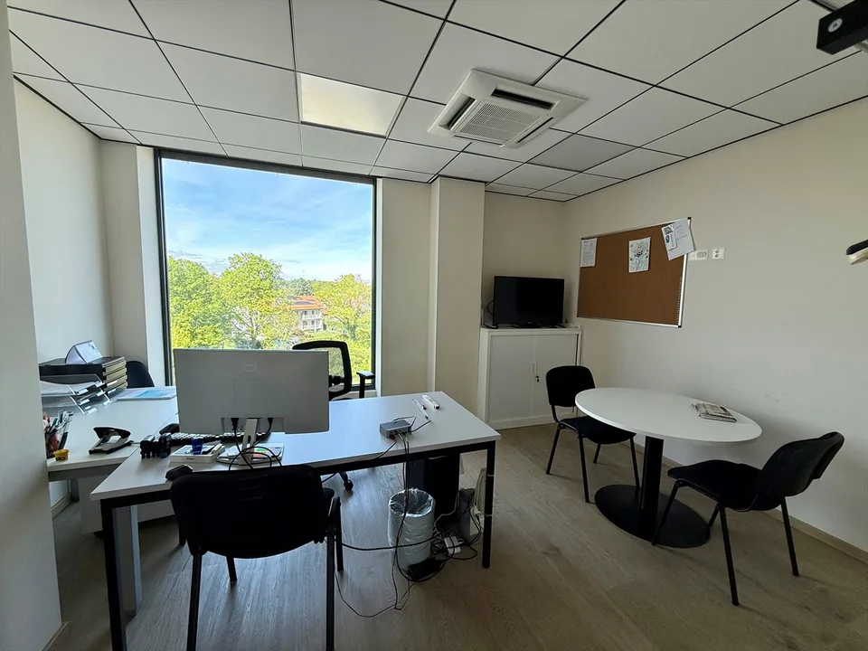 1226 THONEX - Uffici di 305 m2 al 3° piano di un edificio moderno