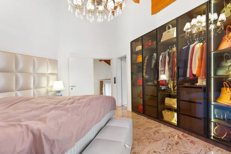 Grosszügiges Einfamilienhaus mit Garten, Galerie und Wellnessbereich – Foto 11 von 13
