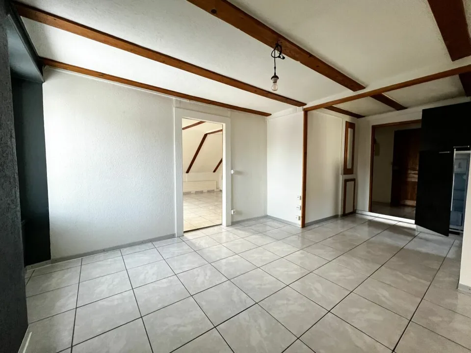 Mansardendachwohnung mit 4.5 Zimmern und günstigen Bedingungen