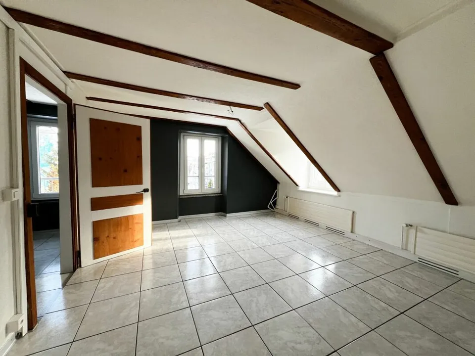 Mansardendachwohnung mit 4.5 Zimmern und günstigen Bedingungen