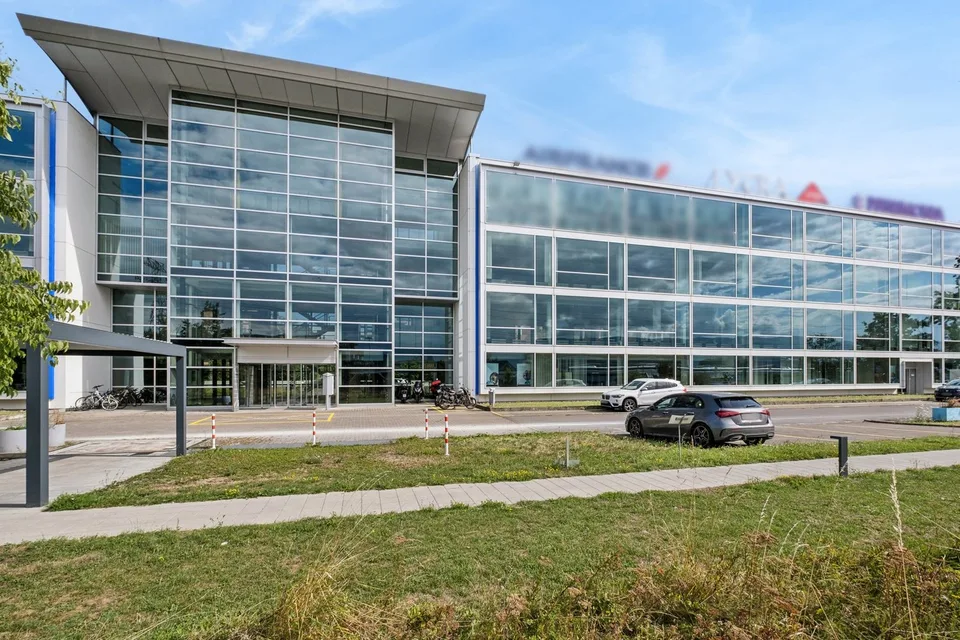 Bureaux Plug & Play à l'aéroport avec excellente visibilité