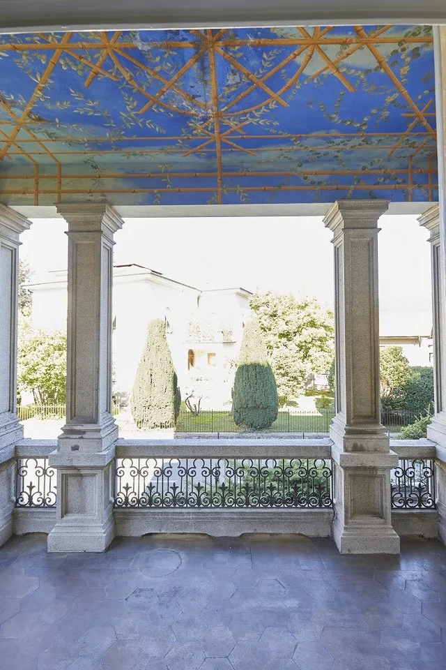MENDRISIO  UFFICIO DI 180 MQ IN VILLA