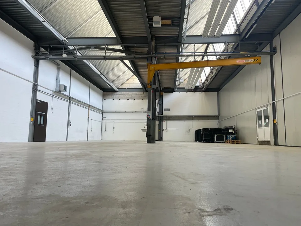 Geräumige Industriehalle zur Miete in Studen BE – 460 m² mit Parkplatzmöglichkeit – Foto 6 von 9