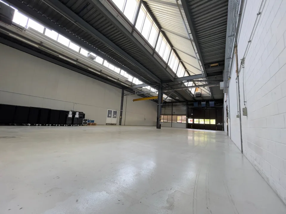 Geräumige Industriehalle zur Miete in Studen BE – 460 m² mit Parkplatzmöglichkeit – Foto 7 von 9