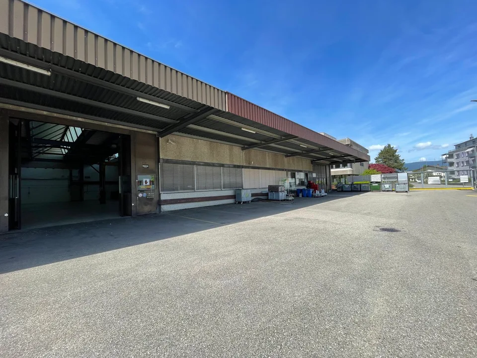 Geräumige Industriehalle zur Miete in Studen BE – 460 m² mit Parkplatzmöglichkeit – Foto 8 von 9