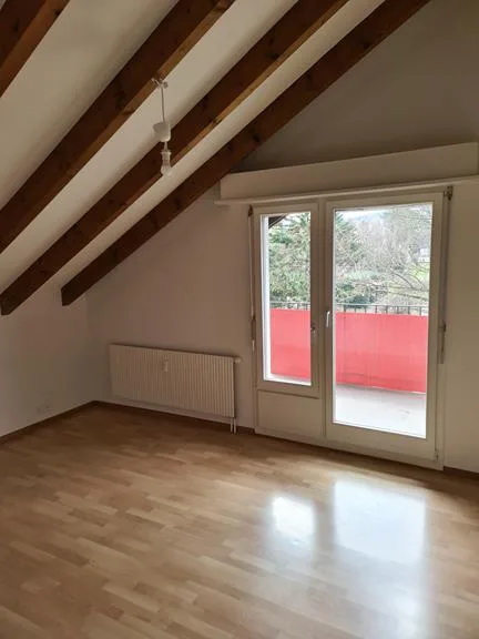 Dachwohnung mit gedecktem Balkon Nähe Gartenschwimmbad – Foto 6 von 13