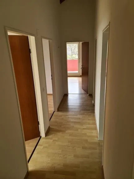 Appartamento con balcone coperto vicino alla piscina da giardino