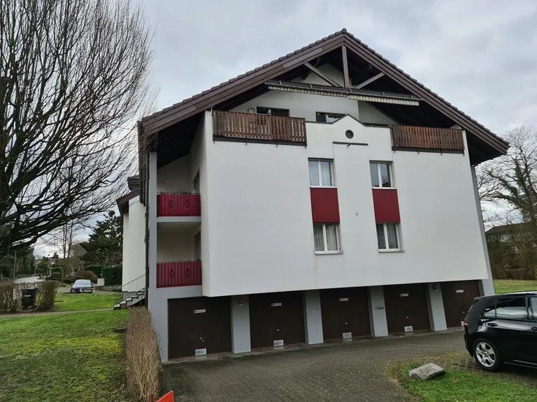 Appartamento con balcone coperto vicino alla piscina da giardino