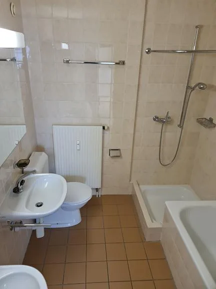 Dachwohnung mit gedecktem Balkon Nähe Gartenschwimmbad – Foto 7 von 13