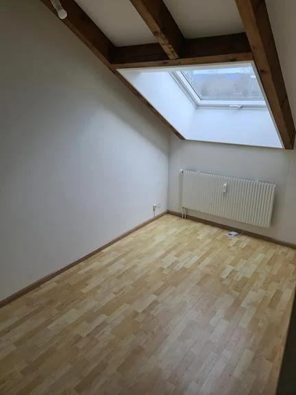 Appartamento con balcone coperto vicino alla piscina da giardino