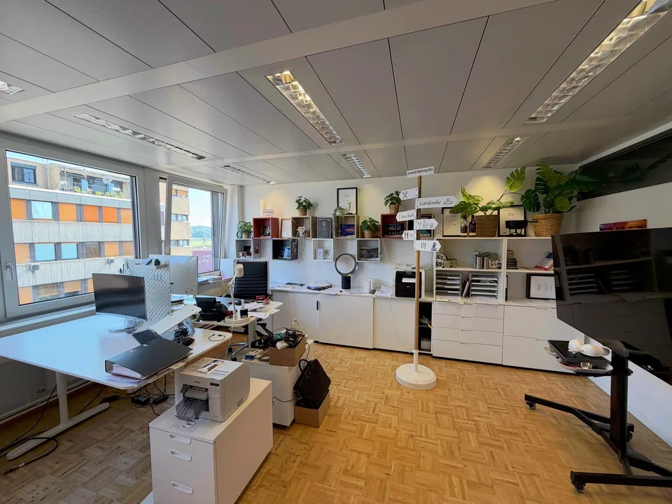 Ufficio luminoso al 4° piano a Dübendorf – disponibile immediatamente