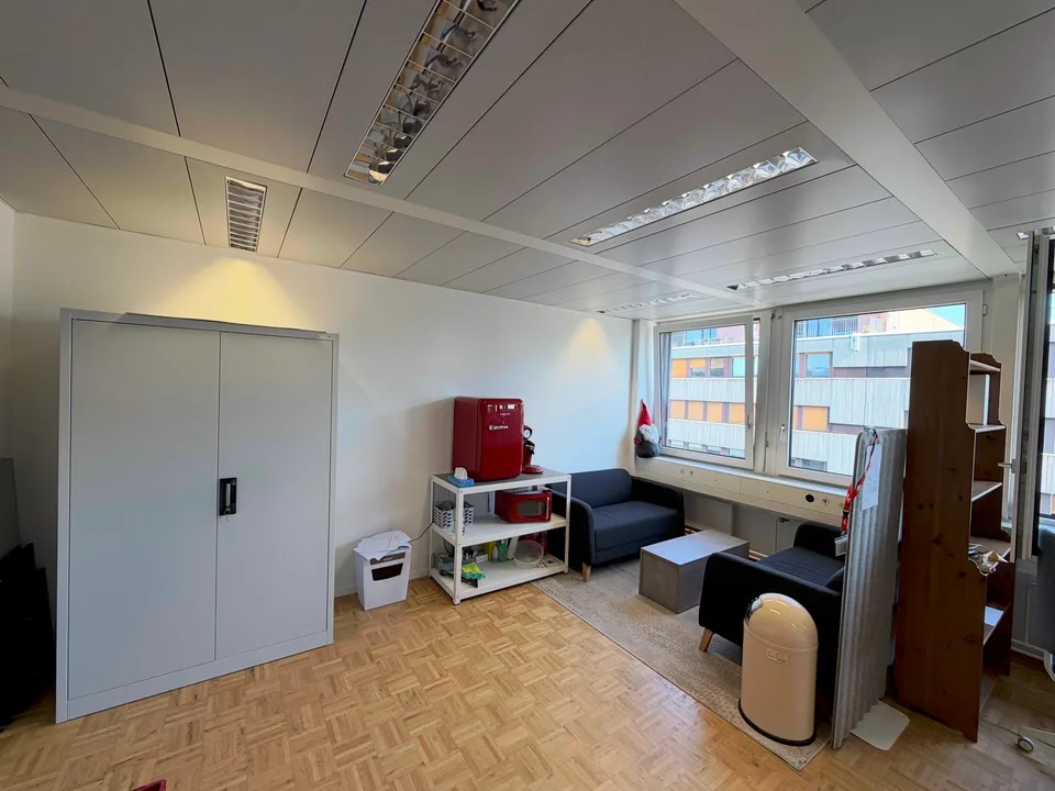 Ufficio luminoso al 4° piano a Dübendorf – disponibile immediatamente