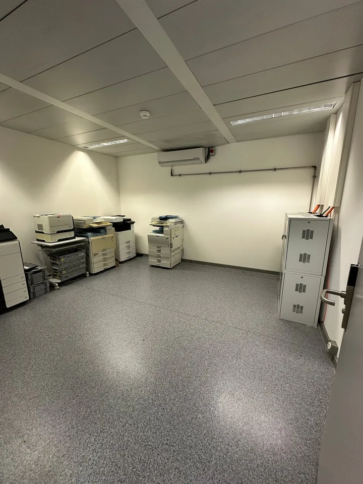 Ufficio luminoso al 4° piano a Dübendorf – disponibile immediatamente