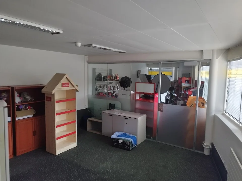 Büros von 210m2 im Erdgeschoss & 1. Stock mit 4 Parkplätzen – Foto 9 von 13