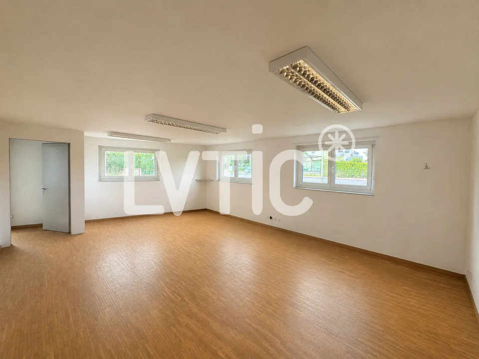 Piccolo edificio indipendente, laboratorio di 286 m2 in affitto a Domdidier
