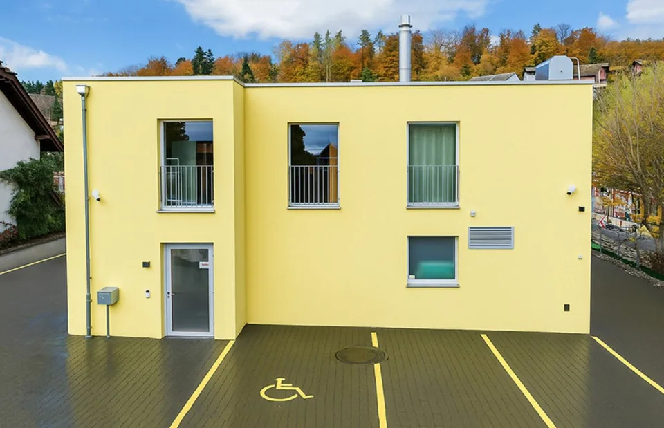 Casa commerciale con piscina in affitto