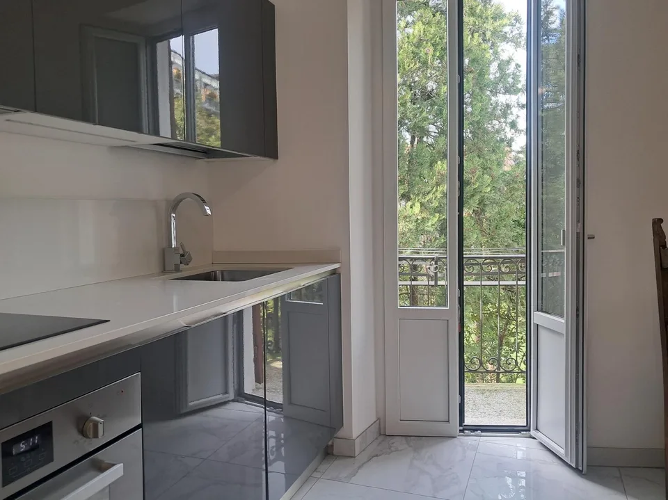 Moderno appartamento arredato di 2.5 locali a due passi dal lago