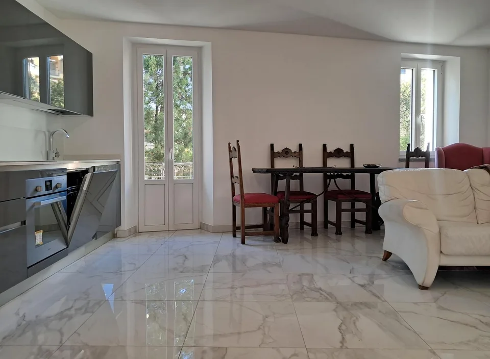Moderno appartamento arredato di 2.5 locali a due passi dal lago